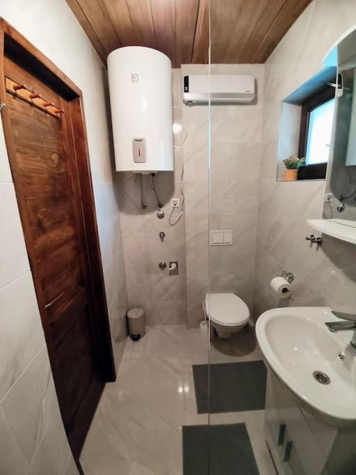 Holiday Home The Hive สลูน ภายนอก รูปภาพ